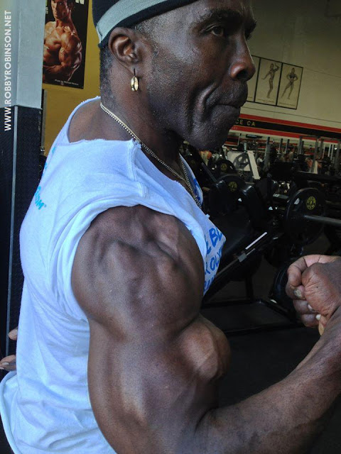 Όνομα: ROBBY_ROBINSON_2013_GOLDS_GYM_POSING_BICEPS_CURLS_01.jpg Εμφανίσεις: 1201 Μέγεθος: 84,7 KB